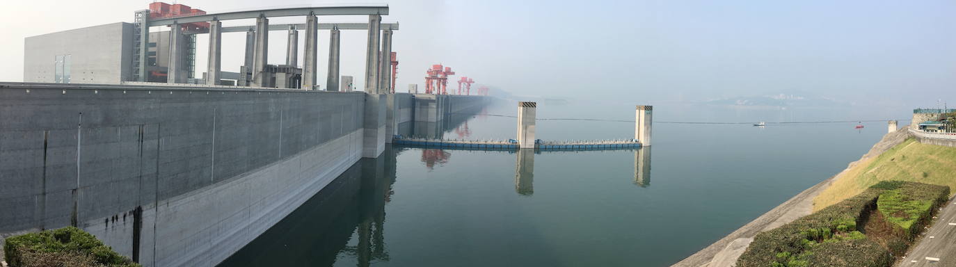 Se encarga de retener las aguas del caudaloso río Yangtsé que, con sus 6.300 kilómetros, es el tercero más largo del planeta. Construida entre 1994 y 2006, Las Tres Gargantas mide 2,3 kilómetros de largo por 185 metros de alto.