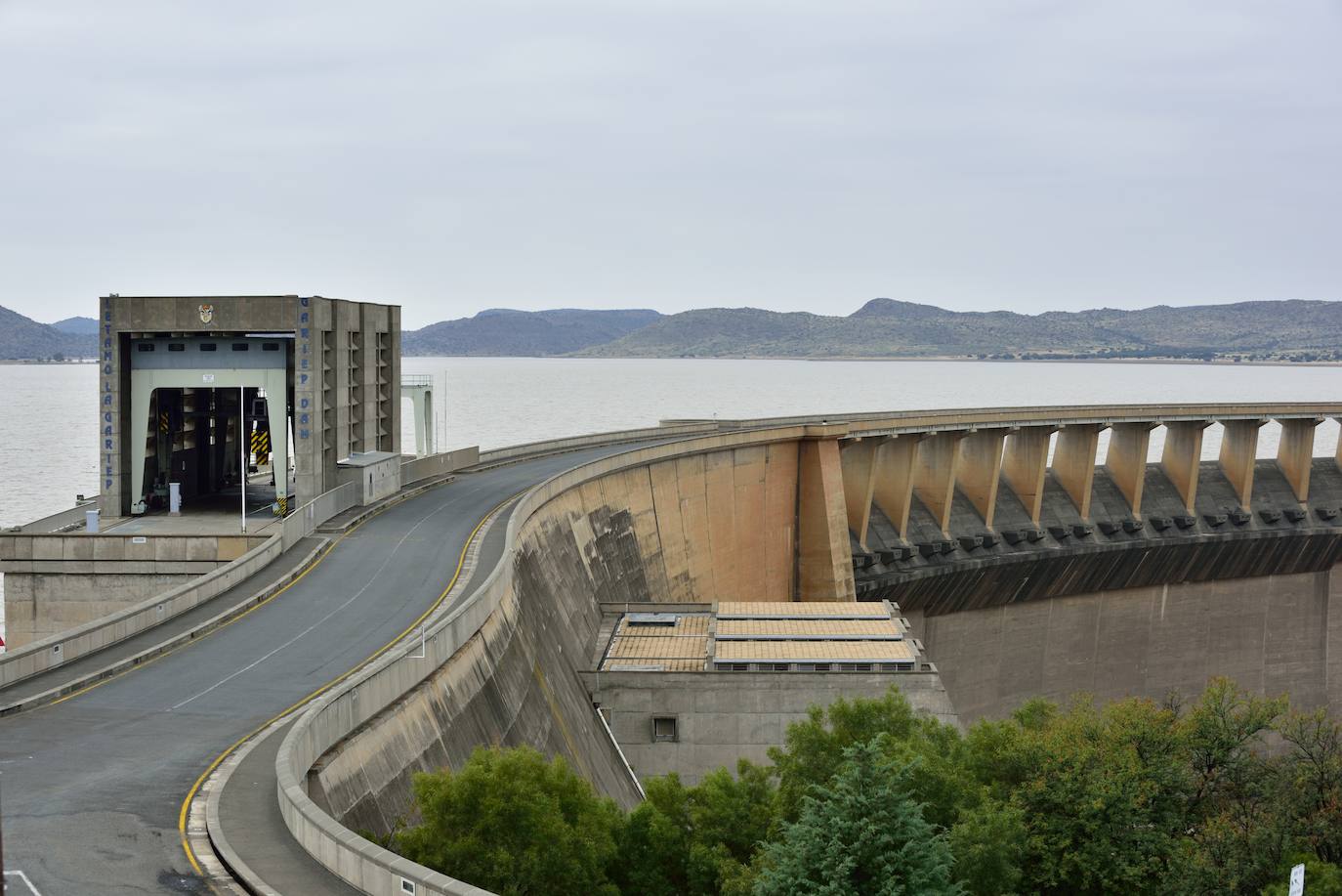 La presa de Gariep | La presa, que se ubica sobre el poderoso río Orange, el más importante del sur de África después del río Zambeze, recoge la mayor reserva de agua del país.