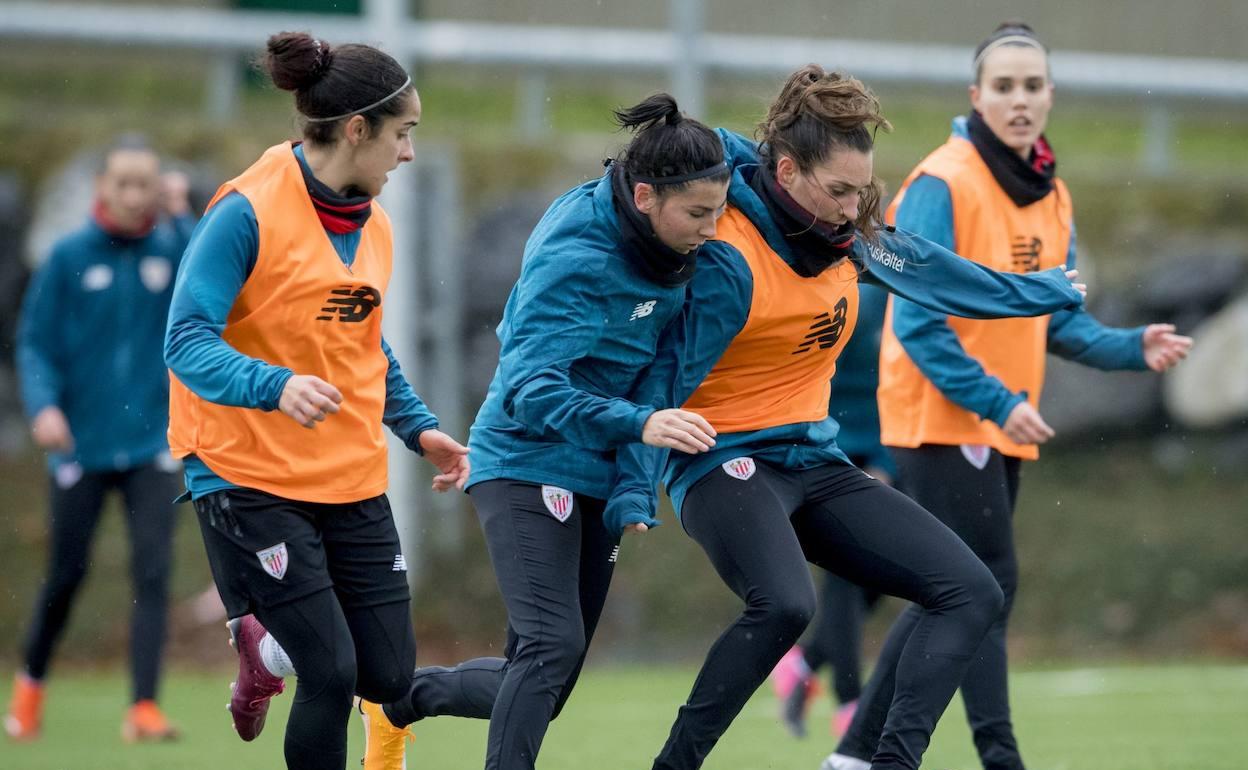 Lucía García luchando por el balón con Andrea Sierra en Lezama. 