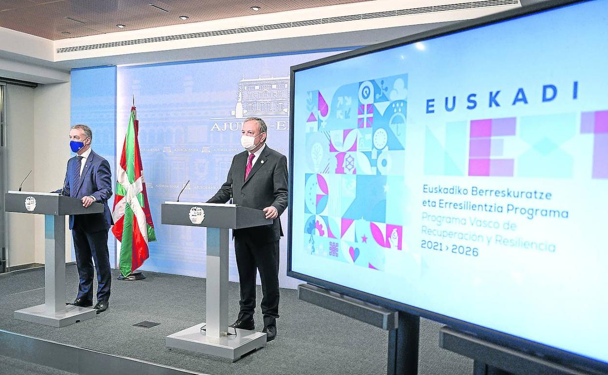 El lehendakari junto al consejero de Economía y Hacienda, Pedro Azpiazu, durante su comparecencia de ayer. 