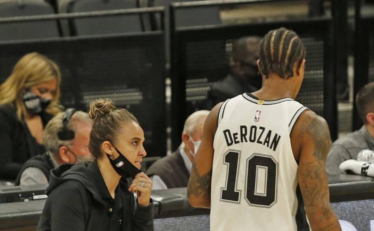 Becky Hammon dando indicaciones en la banda a uno de sus jugadores. 