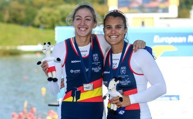 Virginia Díaz (izquierda) y Aina Cid, plata en dos sin timonel, en Poznan, Polonia. 