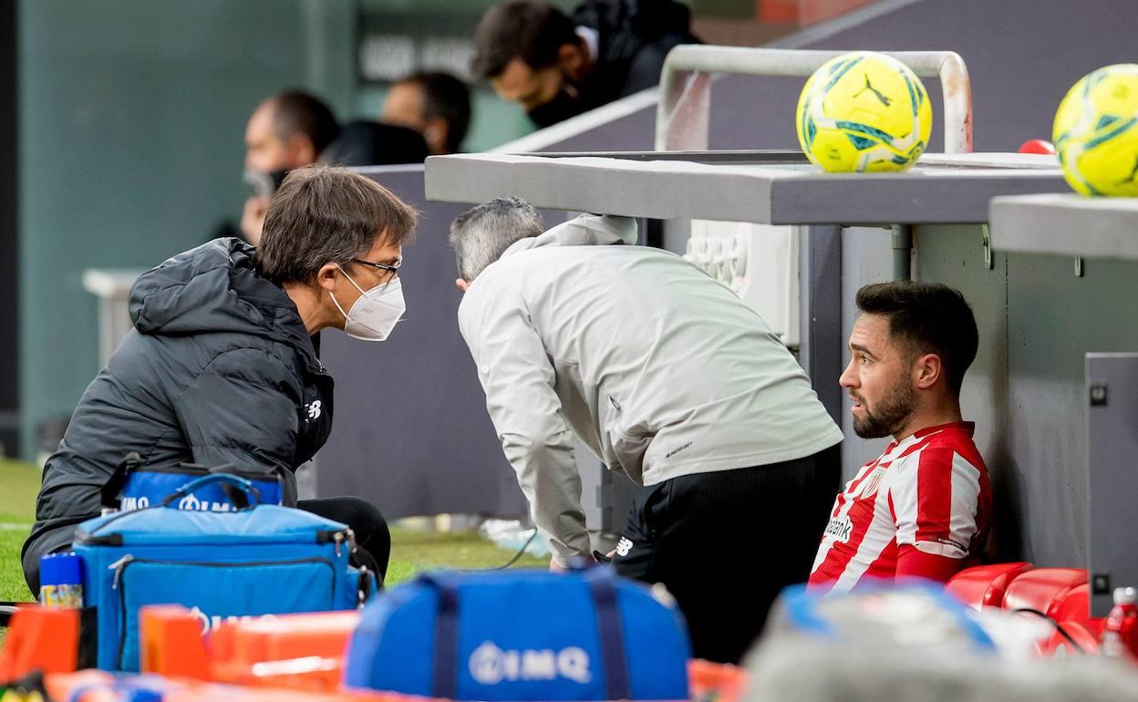 Unai López, en el banquillo atendido por Josean Lekue, médico del club.