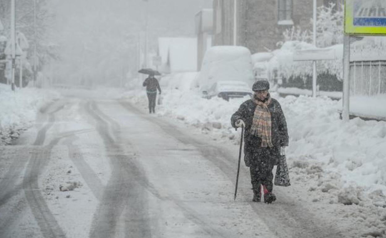 Temporal en Álava: Vitoria se tiñe de blanco y la nieve complica la movilidad en Álava