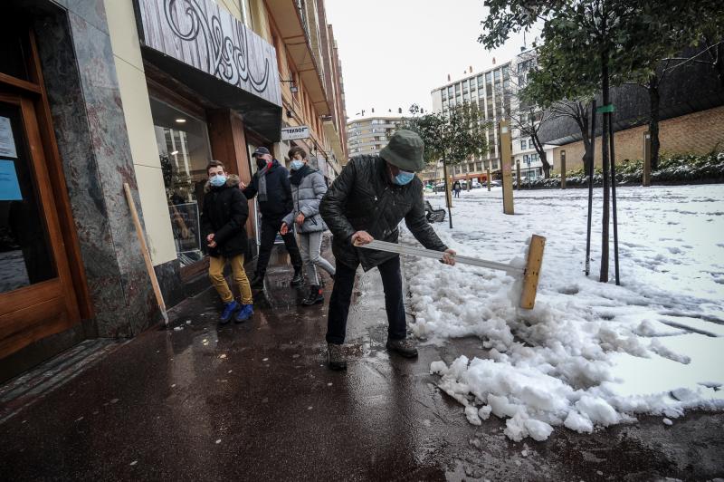 El espesor de nieve ha sido importante en Vitoria y sus alrededores.