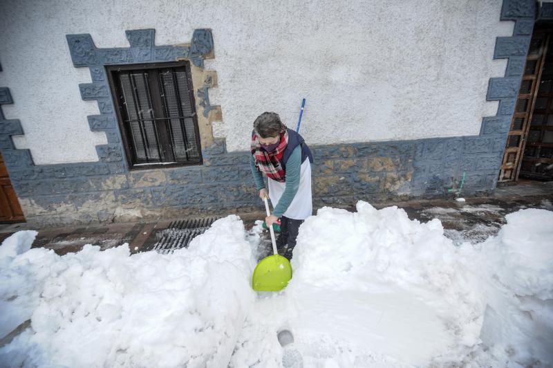 El espesor de nieve ha sido importante en Vitoria y sus alrededores.