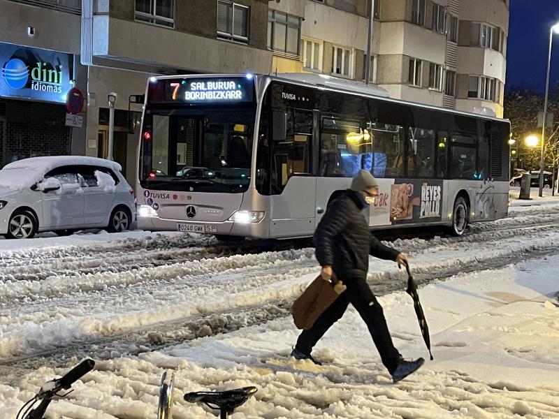 Los más madrugadores han sorteado la nieve en la Avenida.