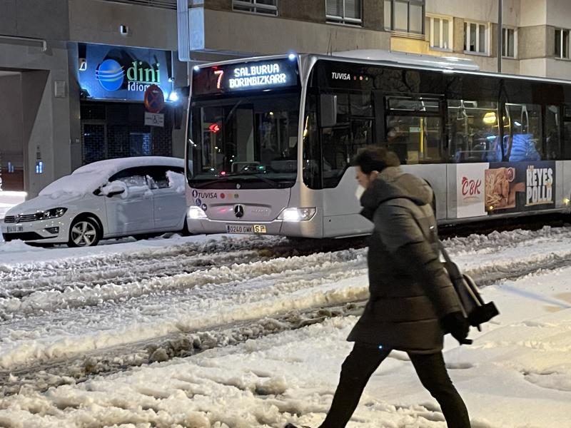 Los más madrugadores han sorteado la nieve en la Avenida.