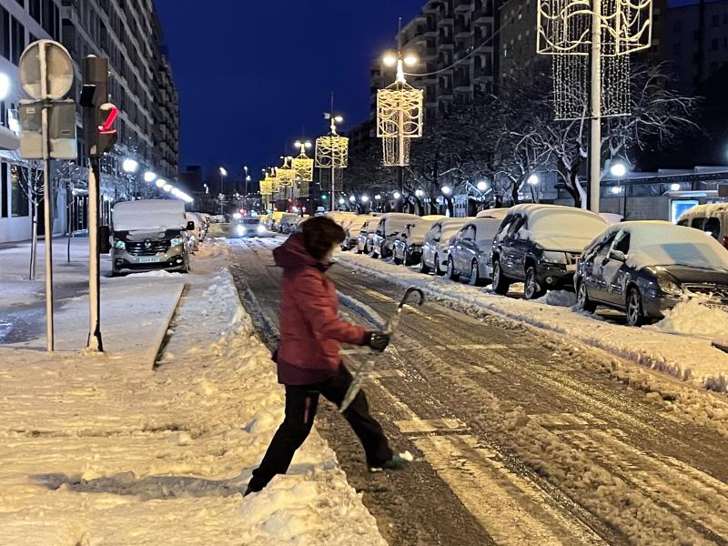 Los más madrugadores han sorteado la nieve en la Avenida.