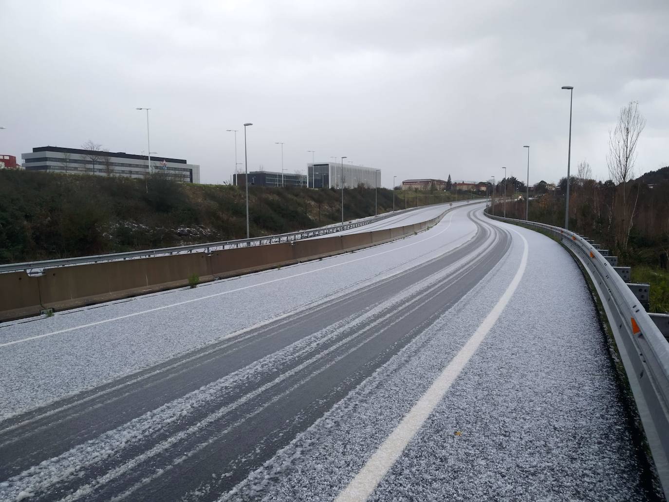 Granizada esta mañana en los accesos al campus de la UPV/EHU de Leioa. 