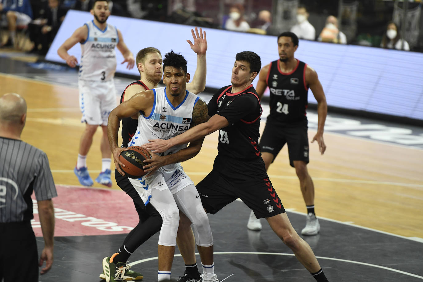 Fotos: Victoria por la mínima del Bilbao Basket en el derbi de colistas