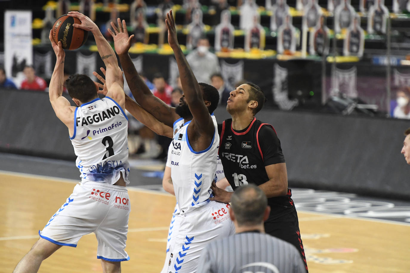 Fotos: Victoria por la mínima del Bilbao Basket en el derbi de colistas