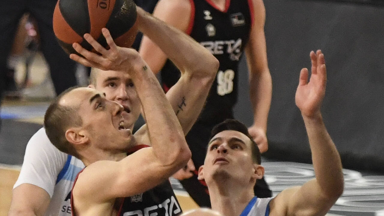 Fotos: Victoria por la mínima del Bilbao Basket en el derbi de colistas