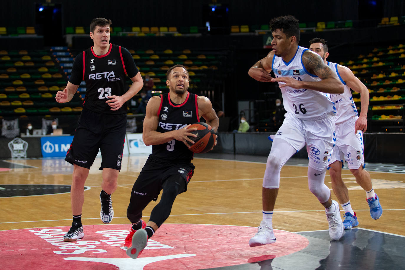 Fotos: Victoria por la mínima del Bilbao Basket en el derbi de colistas