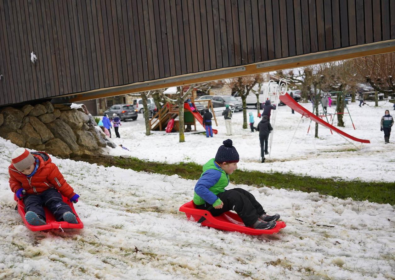 Niños y mayores juegan con la nieve en el puerto de Trabakua y en las cercanías del Oiz