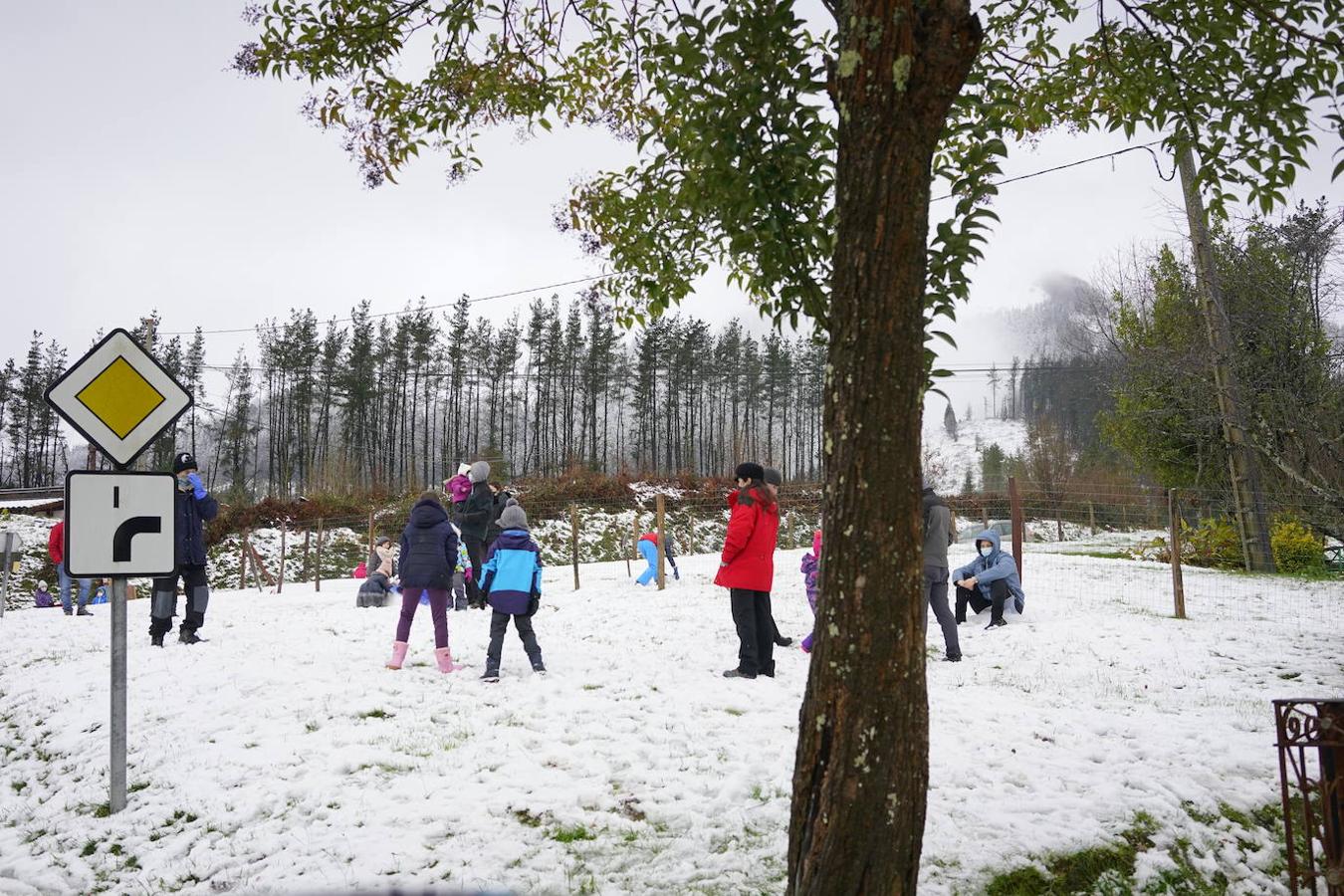 Niños y mayores juegan con la nieve en el puerto de Trabakua y en las cercanías del Oiz.
