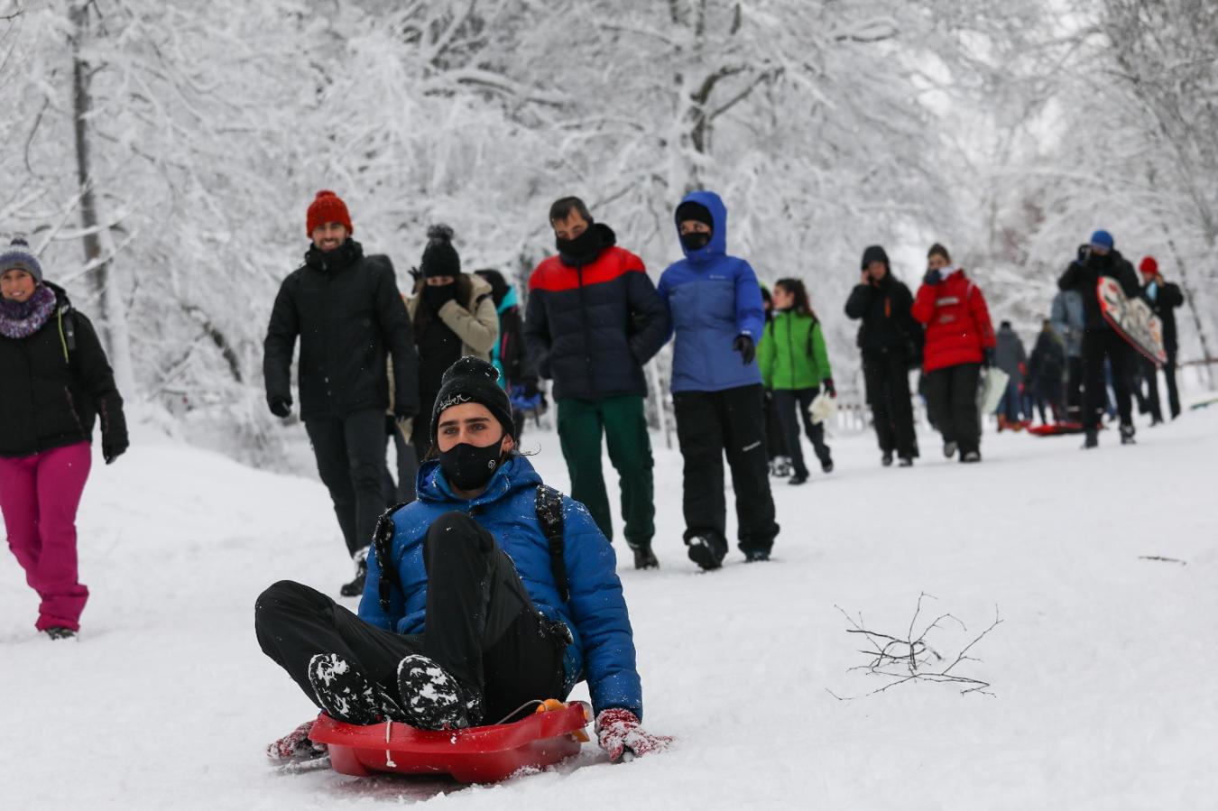Las personas que se acercaron a Urkiola gozaron de lo lindo con la nieve.