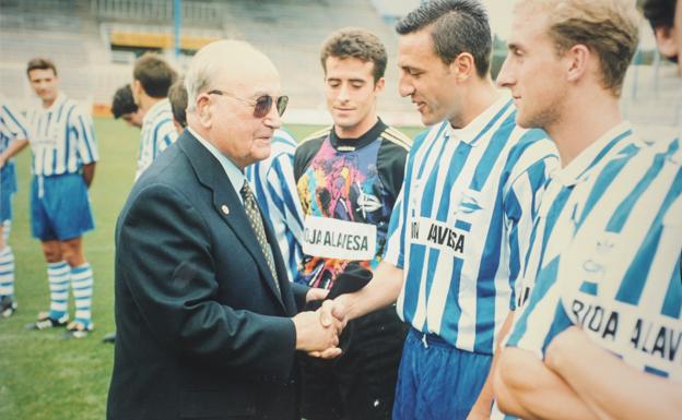 El expresidente Juan Arregui felicita a Toni, entre Tito y Aitor Arregi