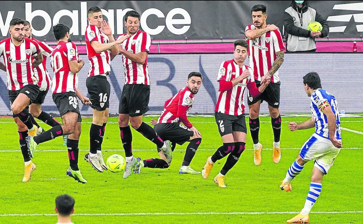 Barrera rojiblanca ante un lanzamiento de falta del realista Mikel Oyarzabal. 