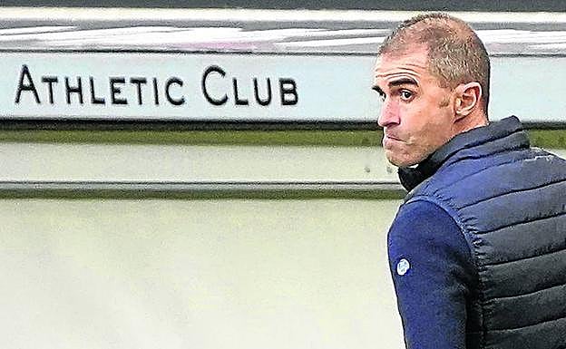 Garitano, con gesto de resignación en el derbi. 