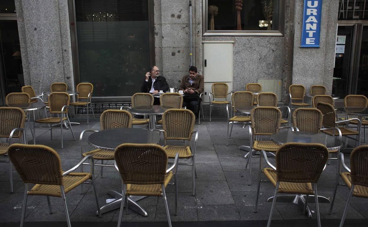 Una terraza vacía de un bar de Madrid 