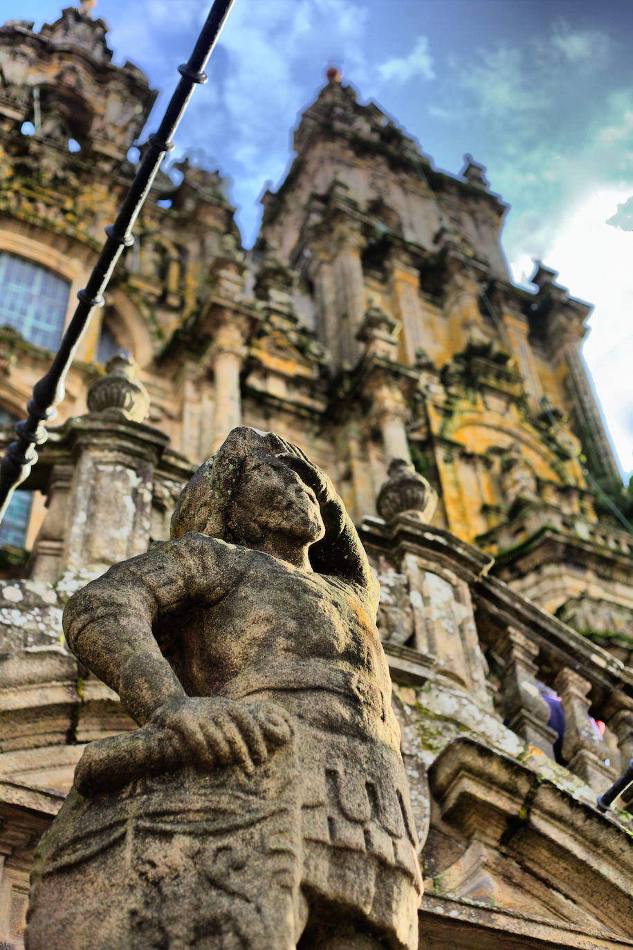 Santiago de Compostela | En 2021 tiene lugar el 'Año Xacobeo', un año muy especial en el Camino de Santiago y en la capital gallega. El también llamado 'Año Santo' tiene su origen con el descubrimiento del sepulcro del Apóstol Santiago Mayor (Siglo IX), convirtiéndose, a lo largo de la historia, en una gran corriente de peregrinaje, en un centro religioso y cultural de resonancia mundial, manteniendo viva en la actualidad, su extraordinaria capacidad de convocatoria. El Vaticano ha ampliado de forma extraordinaria el año jubilar hasta 2022