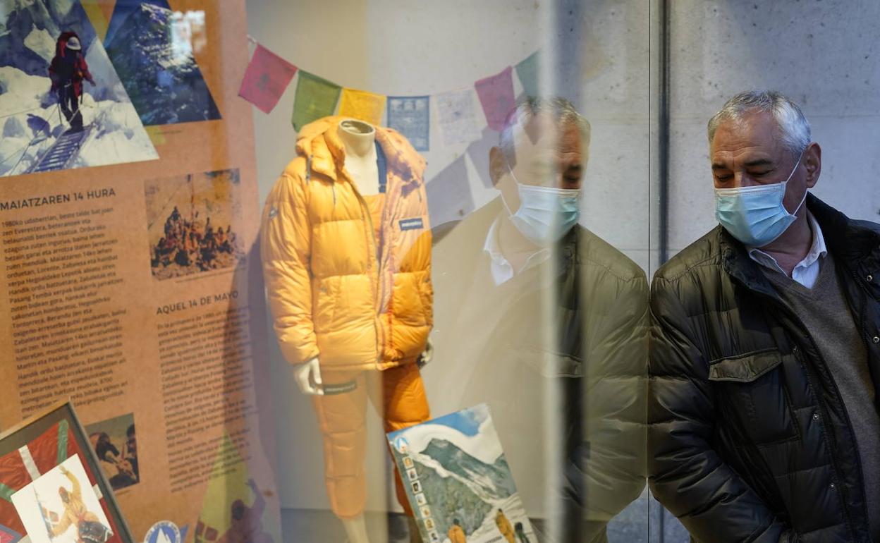 José Luis Azkarate, junto a uno de los escaparates del centro que acogen la exposición 'Mendian gora'.