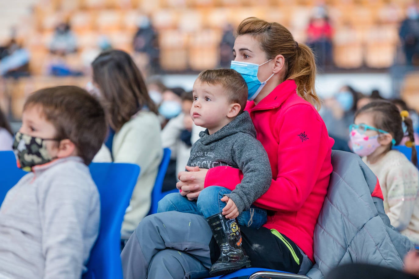 Fotos: Los Reyes Magos ilusionan a los más pequeños en Mendizorroza