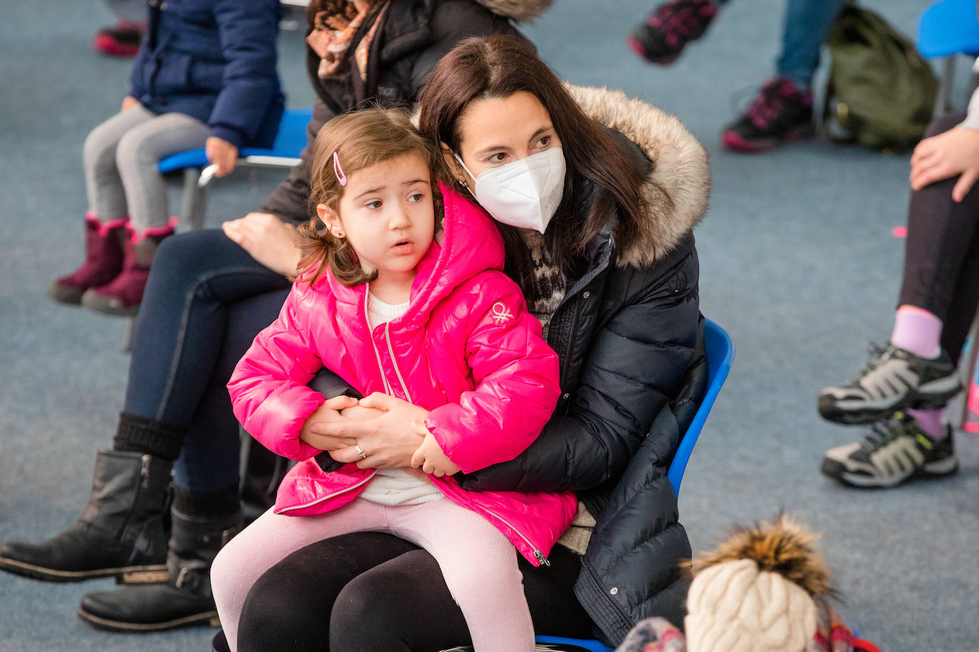 Fotos: Los Reyes Magos ilusionan a los más pequeños en Mendizorroza
