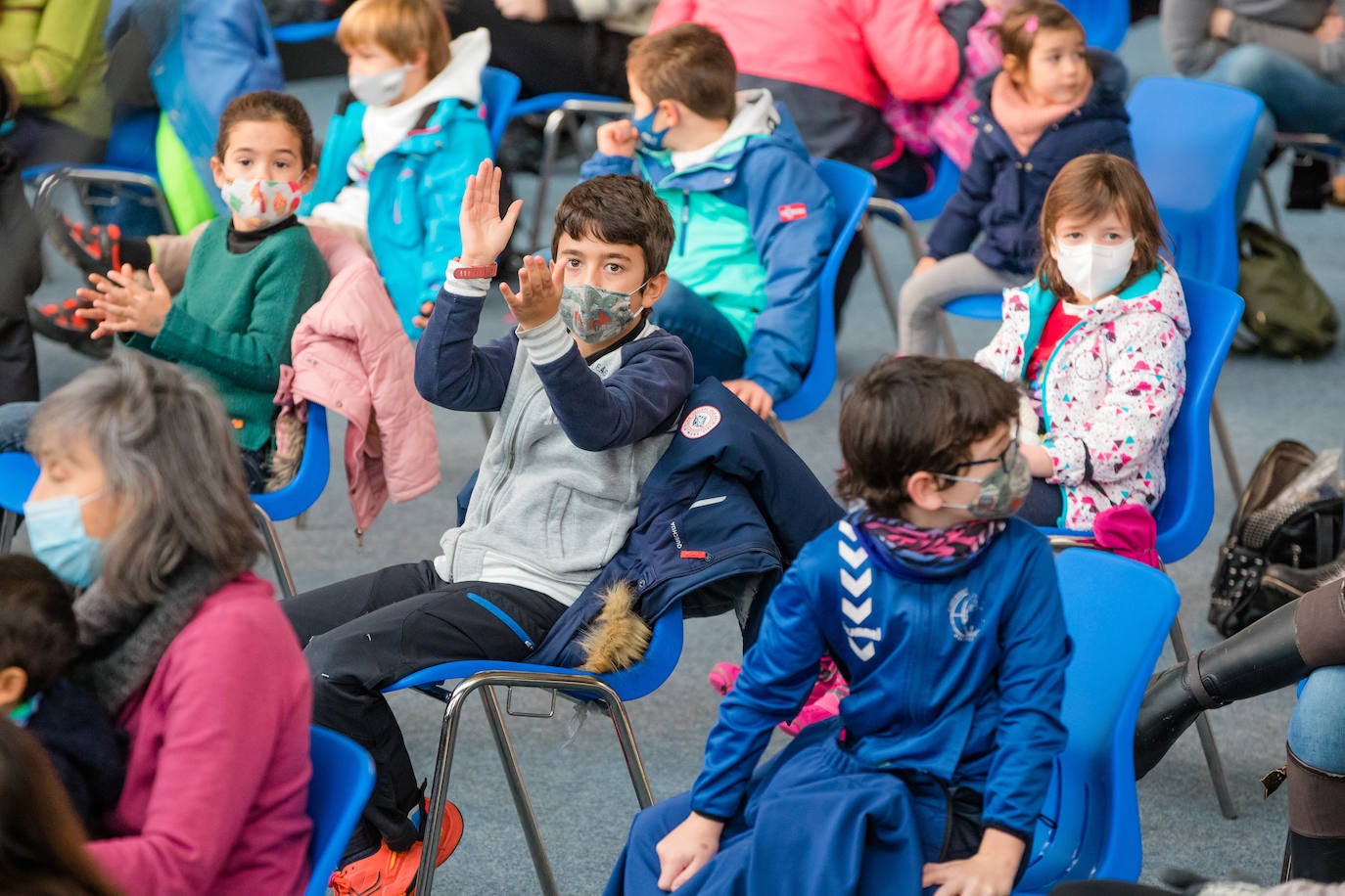 Fotos: Los Reyes Magos ilusionan a los más pequeños en Mendizorroza
