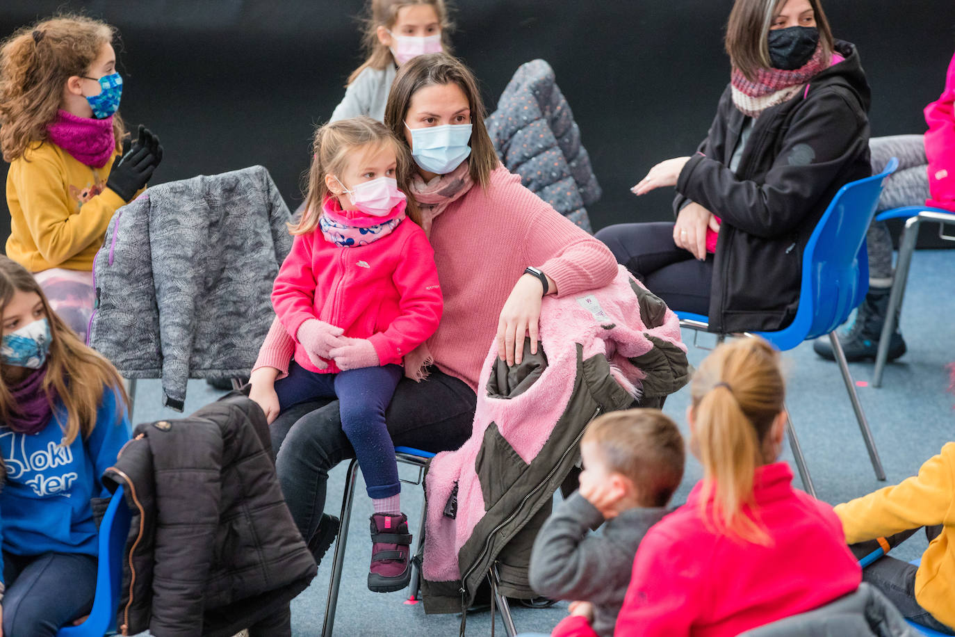 Fotos: Los Reyes Magos ilusionan a los más pequeños en Mendizorroza