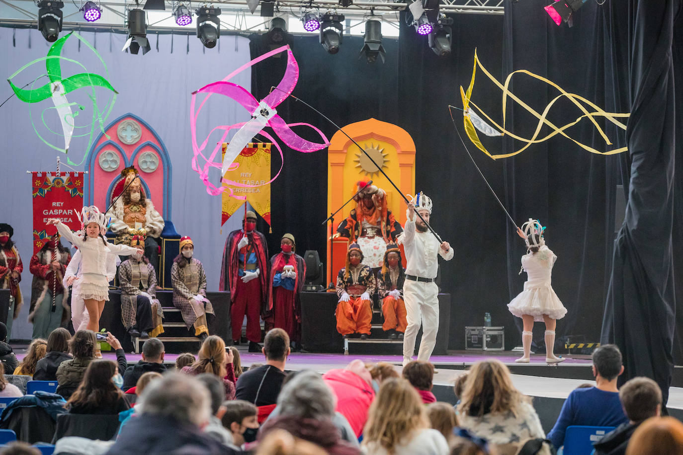 Fotos: Los Reyes Magos ilusionan a los más pequeños en Mendizorroza