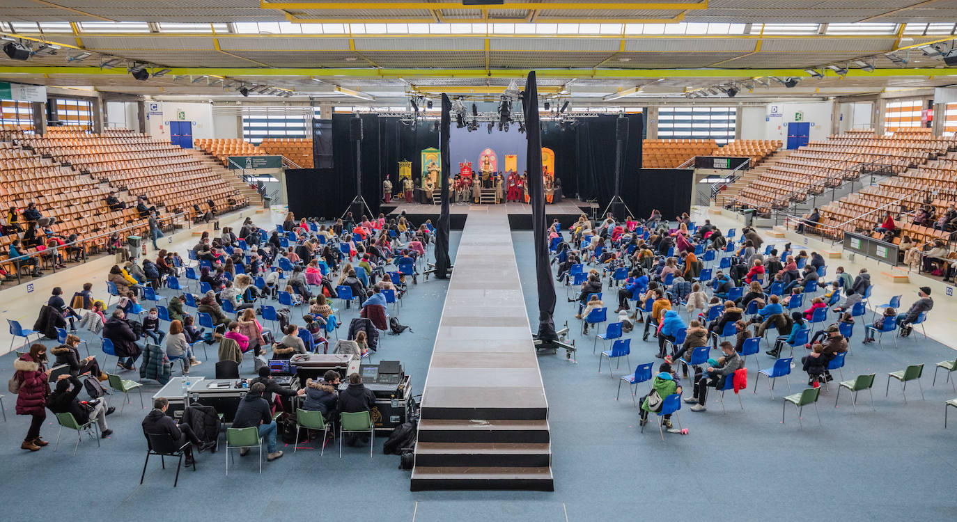 Fotos: Los Reyes Magos ilusionan a los más pequeños en Mendizorroza