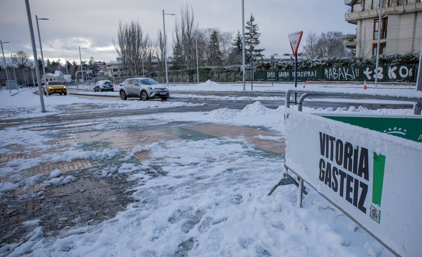 Fotos: La nieve vuelve a cubrir de blanco Álava