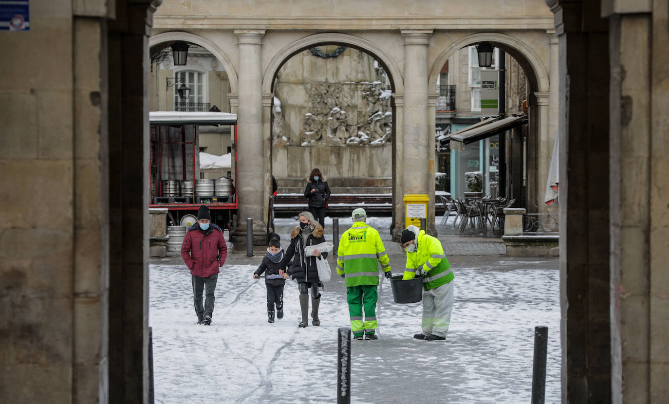 Fotos: La nieve vuelve a cubrir de blanco Álava