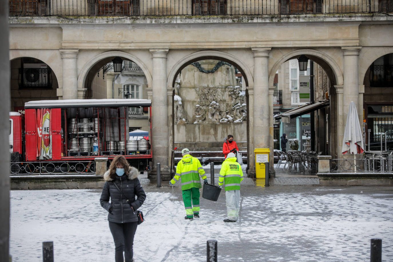 Fotos: La nieve vuelve a cubrir de blanco Álava