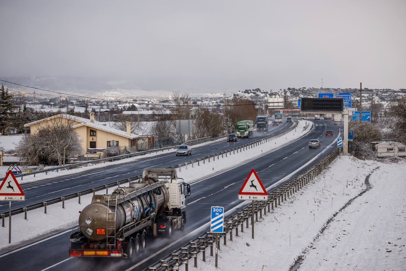 Fotos: La nieve vuelve a cubrir de blanco Álava