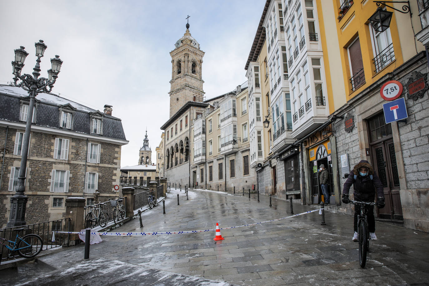 Fotos: La nieve vuelve a cubrir de blanco Álava