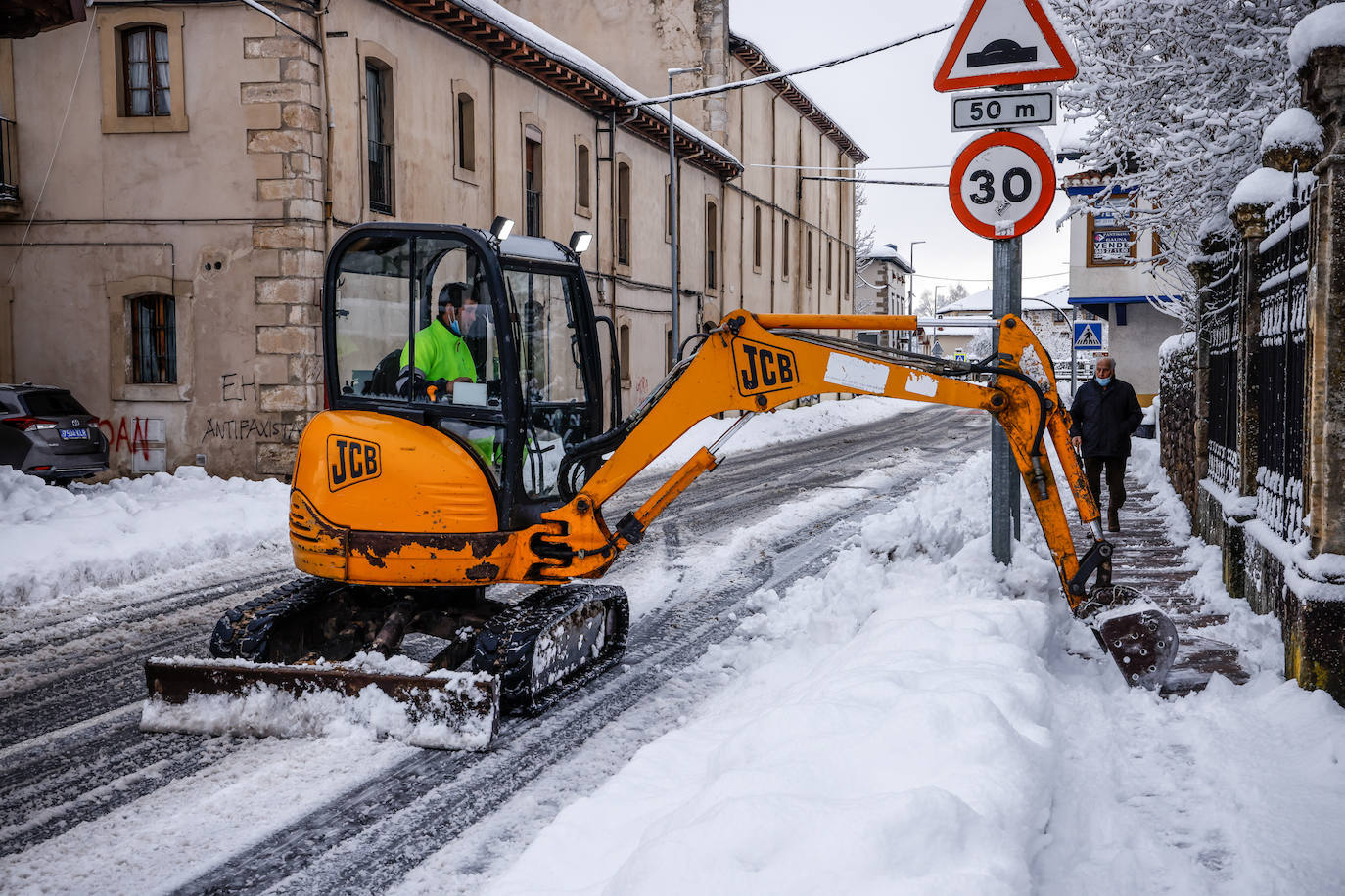 Fotos: La nieve vuelve a cubrir de blanco Álava