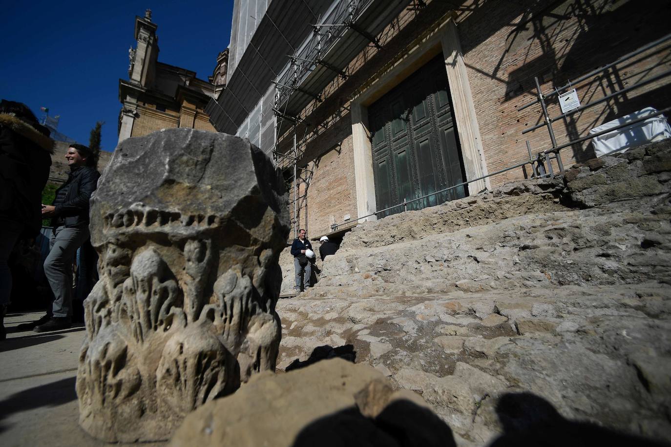 El pasado ya 2020 ha estado protagonizado por una serie de hallazgos arqueológicos de relevancia que han marcado la actualidad cultural. La historia parece hablarnos desde distintos puntos del mapa mundi. Uno de los primeros descubrimientos del año tuvo lugar en el Foro Romano (en la imagen) donde varios investigadores encontraron un sarcófago y un altar del siglo VI a.C en el lugar donde los antiguos romanos creían que estaba enterrado Rómulo. 