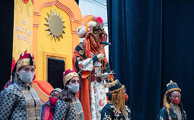 Baltasar da la bienvenida a los niños en el polideportivo.