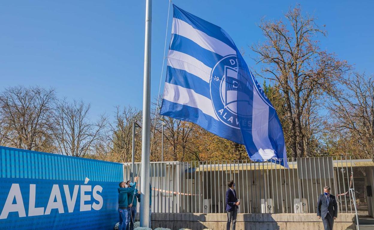 La bandera del centenario ondea en Mendizorroza. 