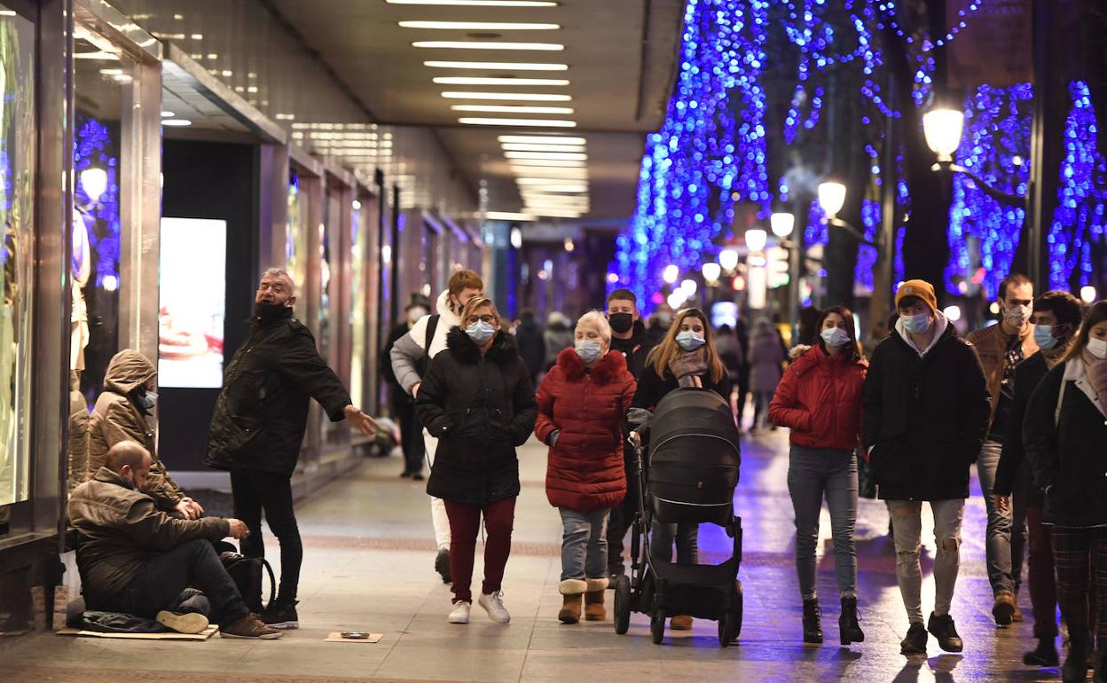 Ambiente en la Gran Vía bilbaína el día de Navidad.