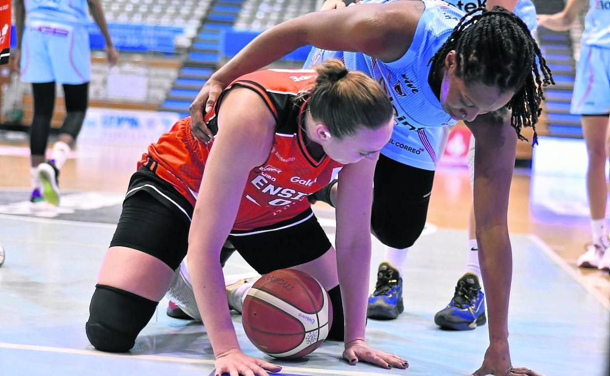 Roundtree fuerza una pérdida de Hempe durante el partido de ayer en el Pazo dos Deportes de Lugo. 