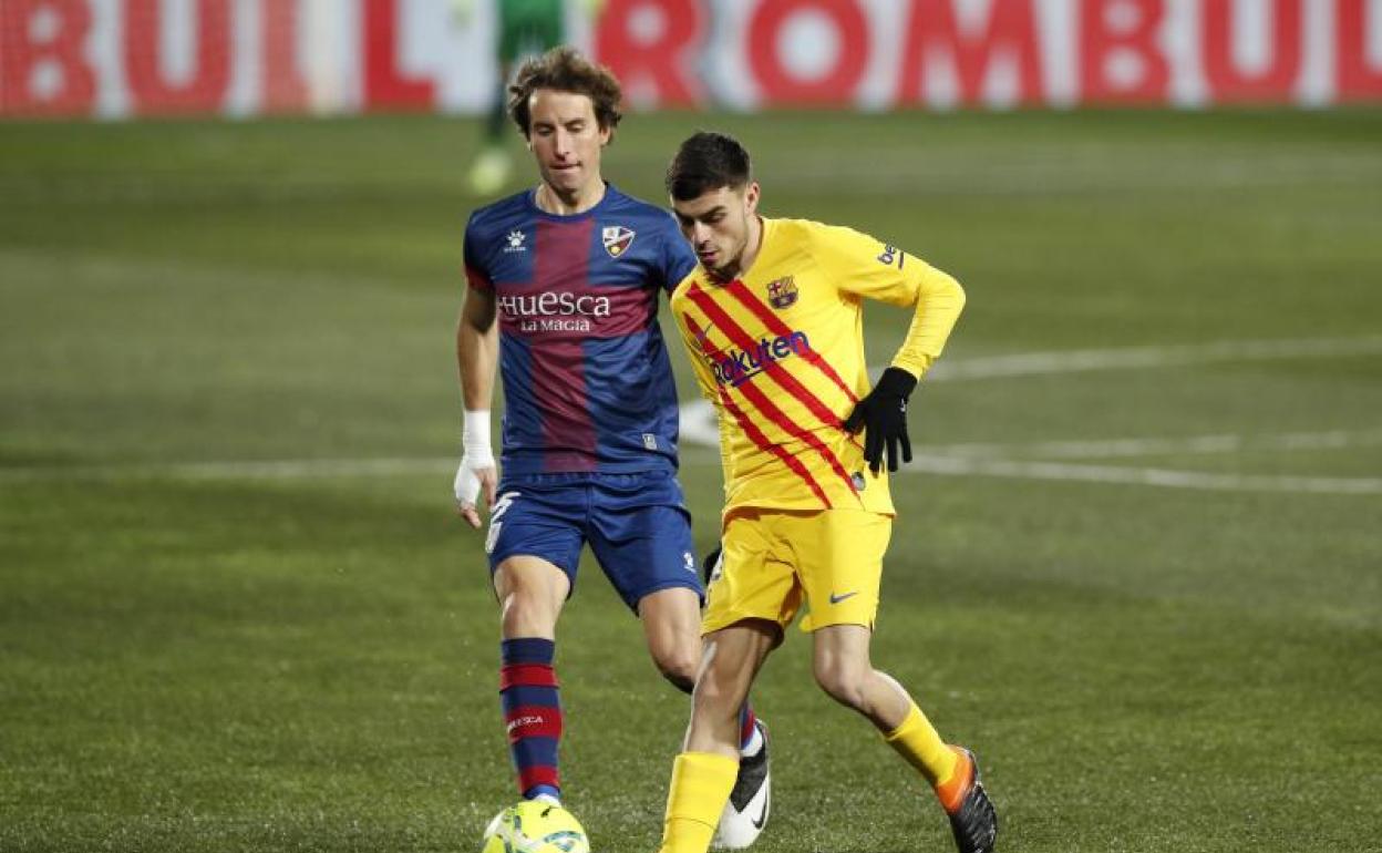 Pedri, durante el partido contra el Huesca en El Alcoraz. 