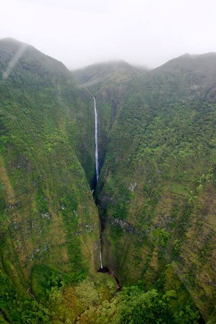 Cataratas de Olo'upena, Hawái (Estados Unidos) | Tienen una caída de 900 metros y se encuentran rodeadas de montañas, en la isla hawaiana de Molokai. Estas cataratas, estrechas y altas, se mantienen con agua constante por las lluvias.
