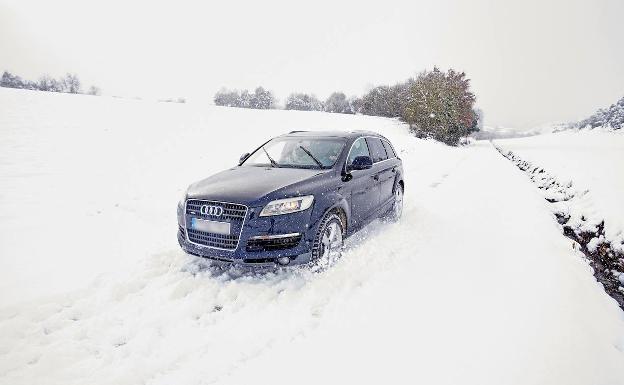 Cómo conducir con nieve en pleno temporal según los expertos