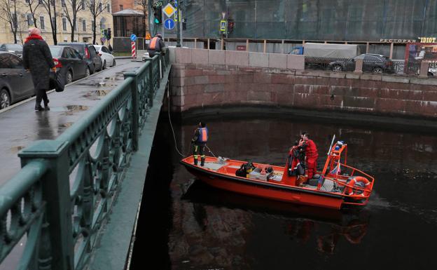 Imagen principal - Arriba, búsqueda policial en el río Moika. Abajo, distintos momentos del juicio a Sokolov. 