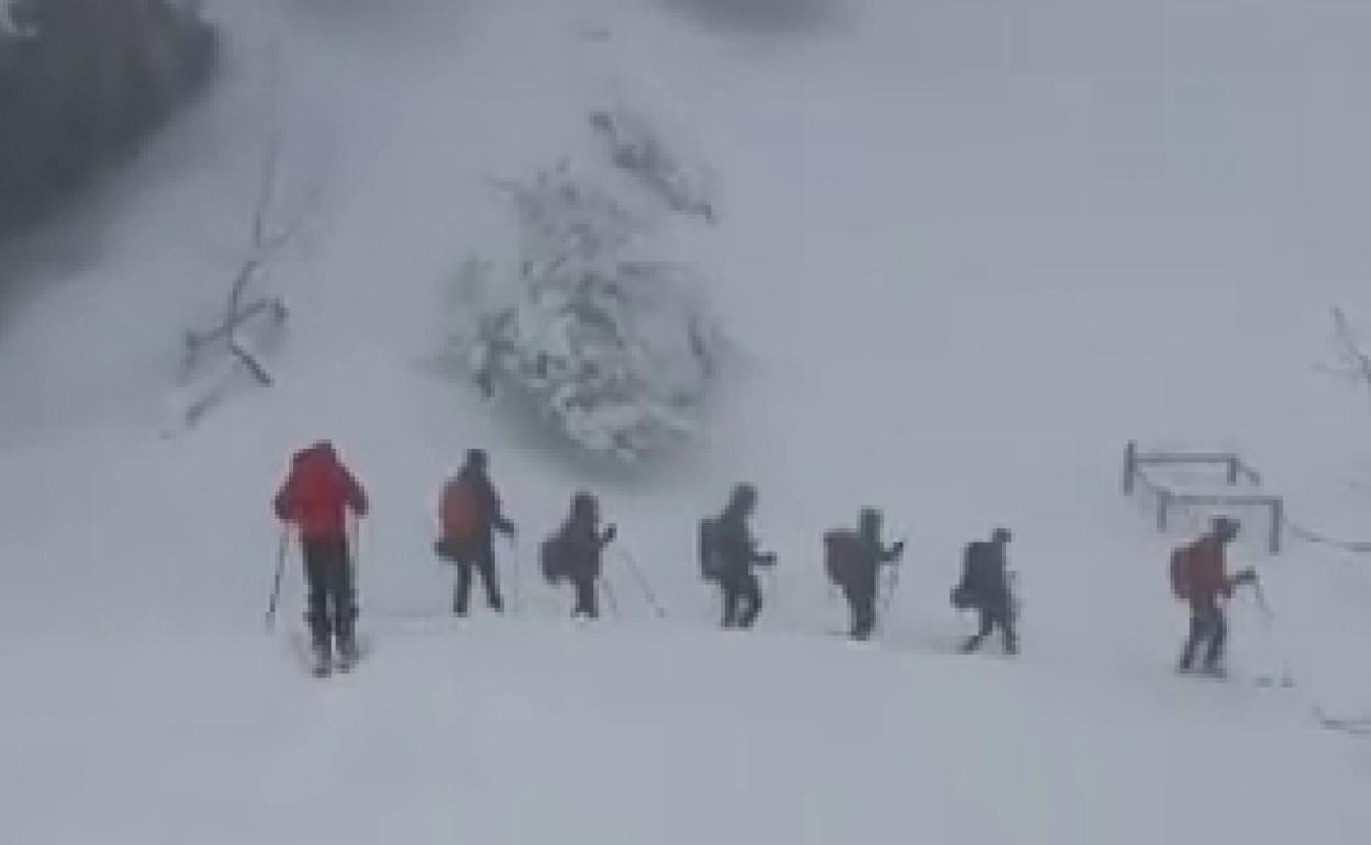 La Ertzaintza ayuda en el descenso del Gorbea a 5 jóvenes que pasaron la noche en el refugio