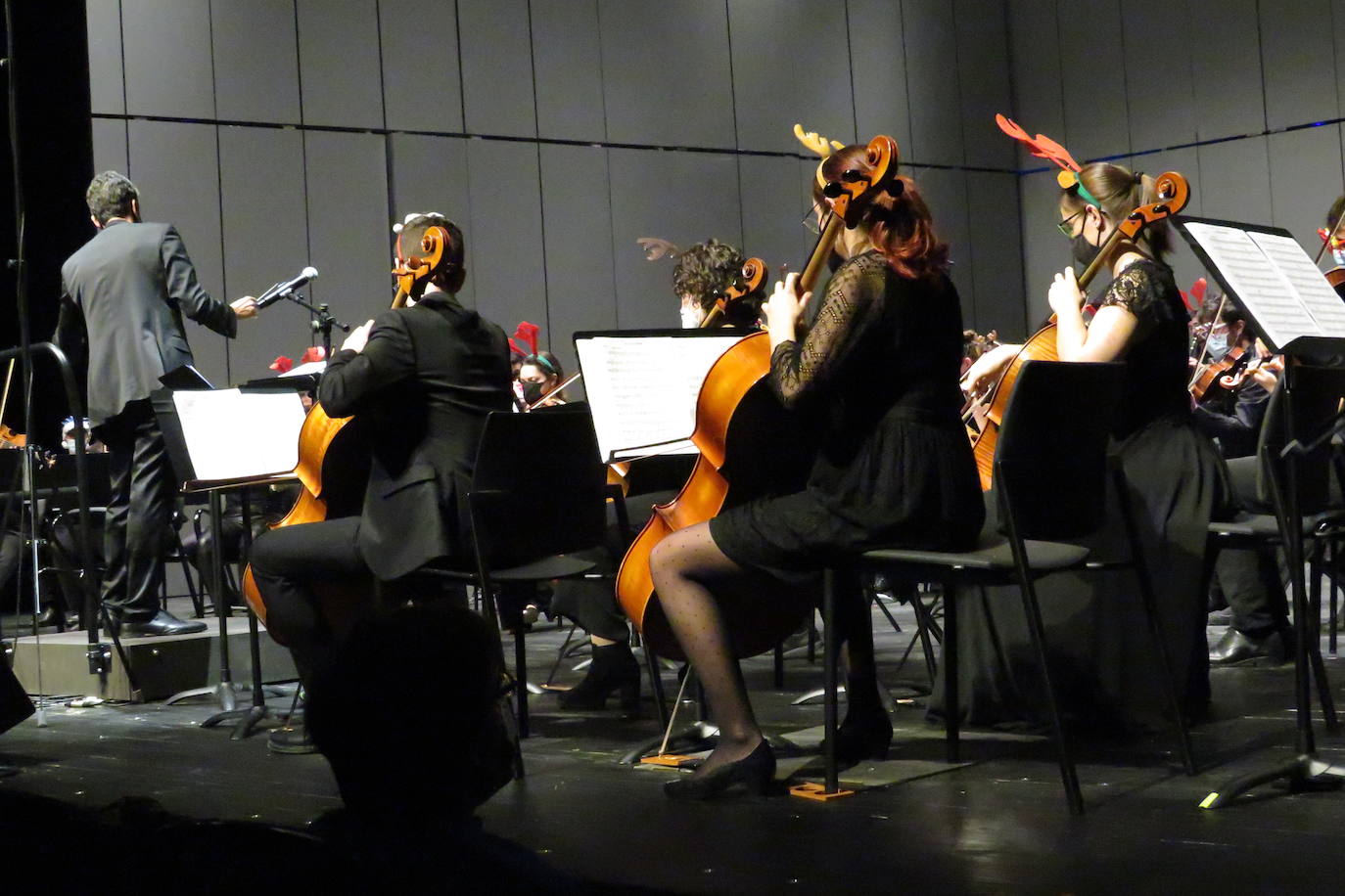 Los músicos con adornos navideños en el segundo bis, 'Sleigh Ride'.